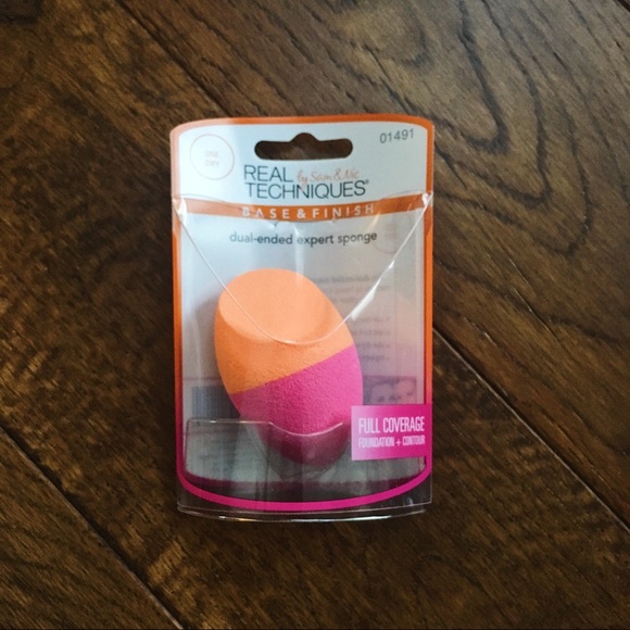 Clinique bags, makeup, makeup sponge, bracelets - Picture 3 of 3